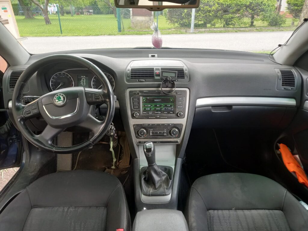 Znečištěná palubní deska Škody Octavia před detailingem